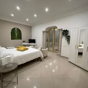 https://napule-naples-80134.hotels-amalfi.com